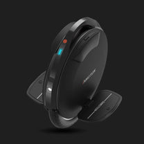 Monociclo elettrico InMotion V8S visto di tre quarti su sfondo scuro