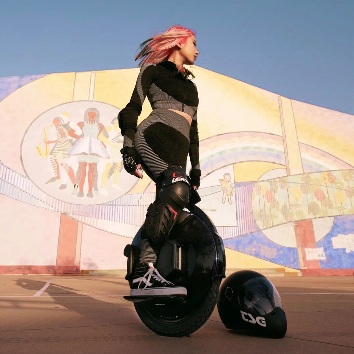 Persona alla guida del monociclo elettrico InMotion V8S