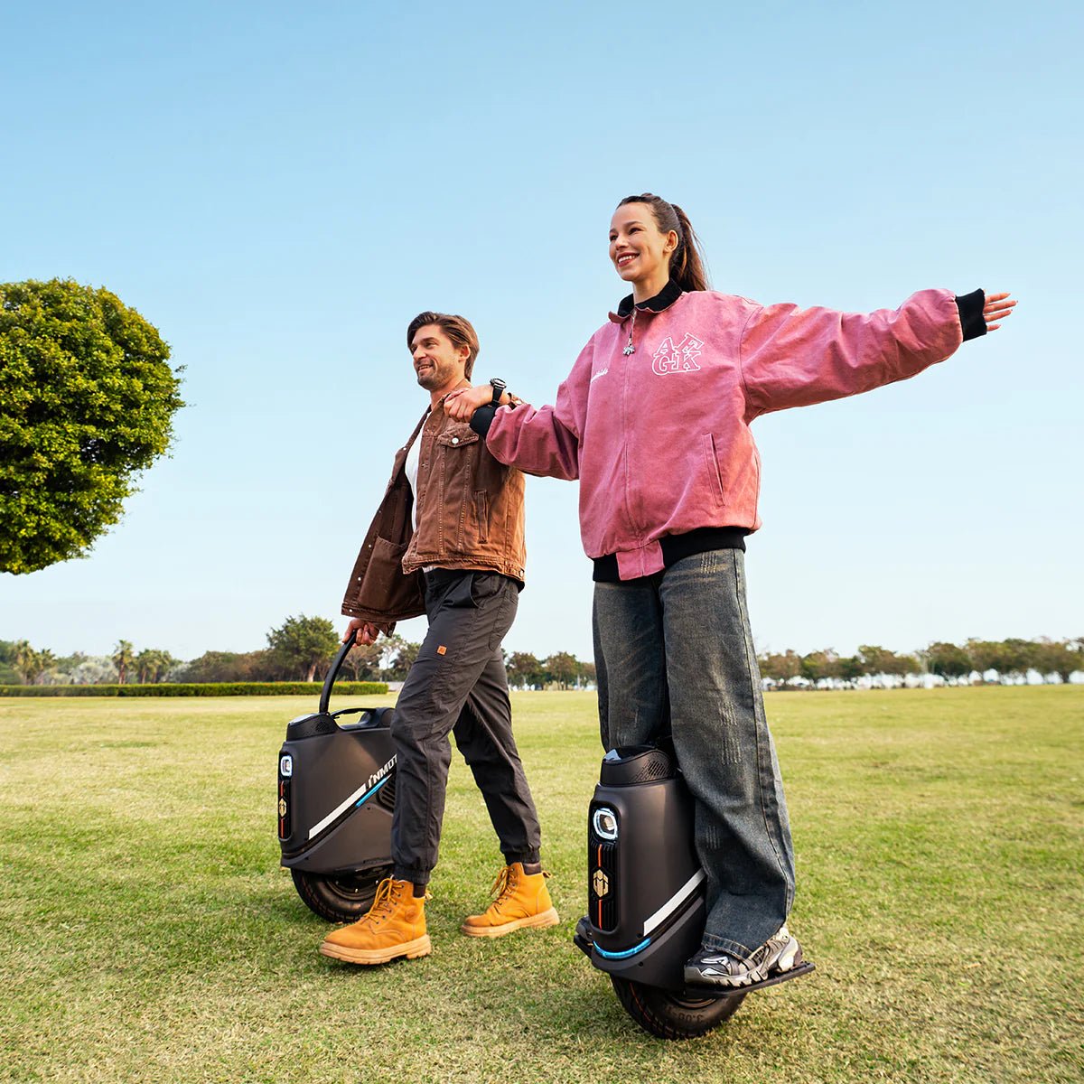 Persona alla guida del monociclo elettrico InMotion V9 su un prato