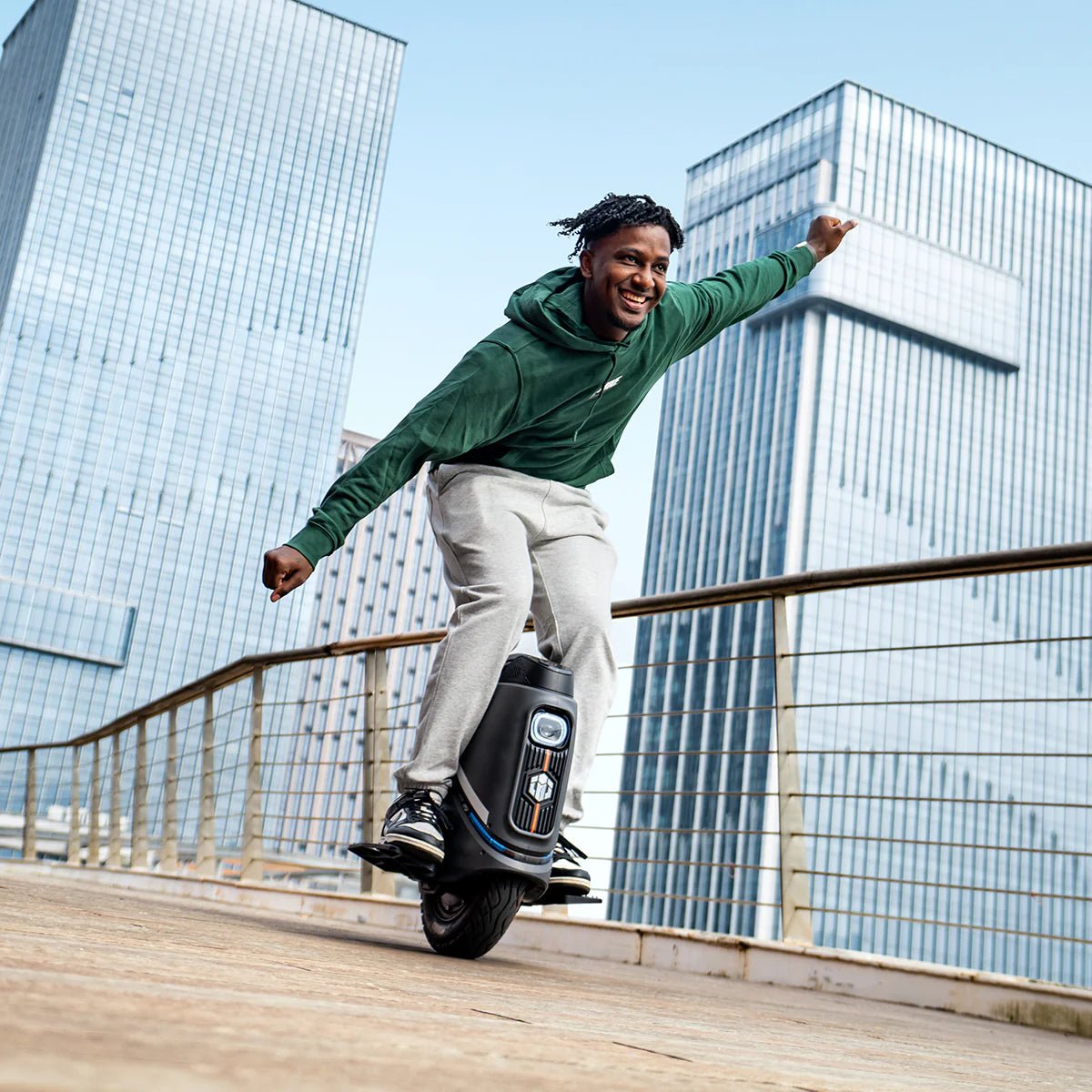 Uomo alla guida del monociclo elettrico InMotion V9 in città