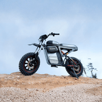 Moto da cross elettrica iScooter DX5 Max vista di lato su terreno sabbioso