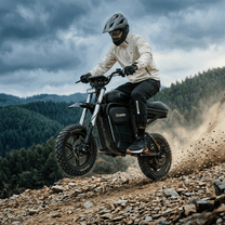 Pilota con la moto da cross elettrica iScooter DX5 Max in fuoristrada nel bosco