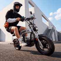 Persona alla guida della moto da cross elettrica iScooter DX5 Pro in città