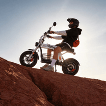 Pilota con la moto da cross elettrica iScooter DX5 Pro in fuoristrada