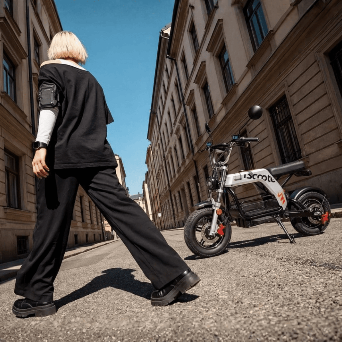 Persona in piedi con la moto da cross elettrica iScooter DX5 Pro
