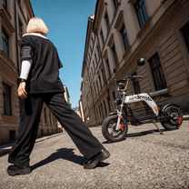Persona in piedi con la moto da cross elettrica iScooter DX5 Pro