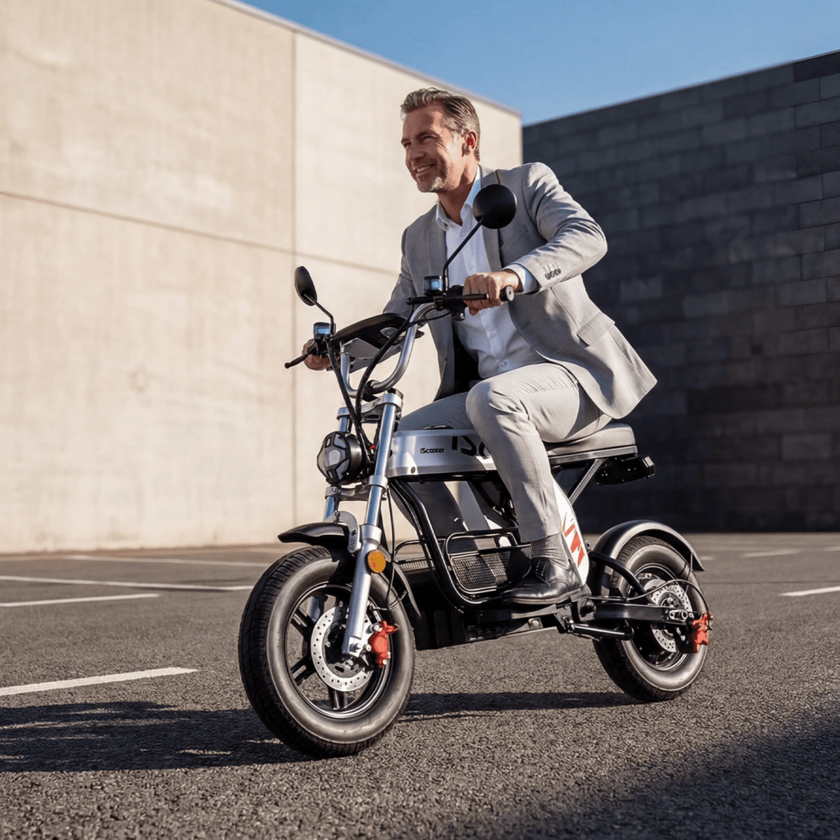 Persona alla guida della moto da cross elettrica iScooter DX5 Pro in città