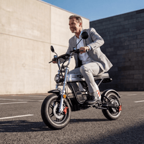Persona alla guida della moto da cross elettrica iScooter DX5 Pro in città