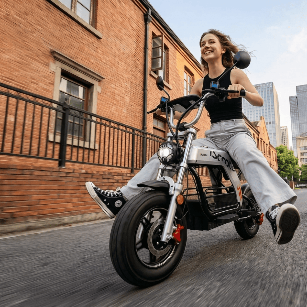 Donna alla guida della moto da cross elettrica iScooter DX5 Pro in città