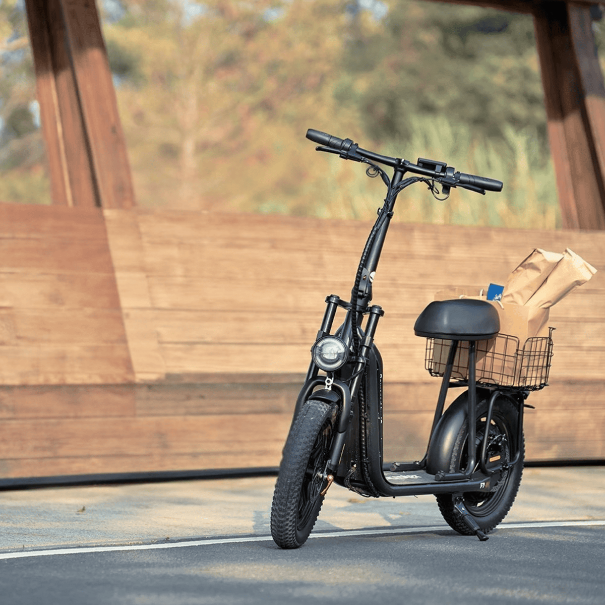 Monopattino elettrico iScooter F7 visto di lato con sellino