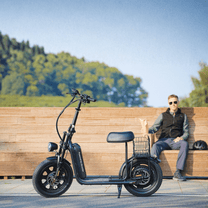 Persona in piedi con il monopattino elettrico iScooter F7