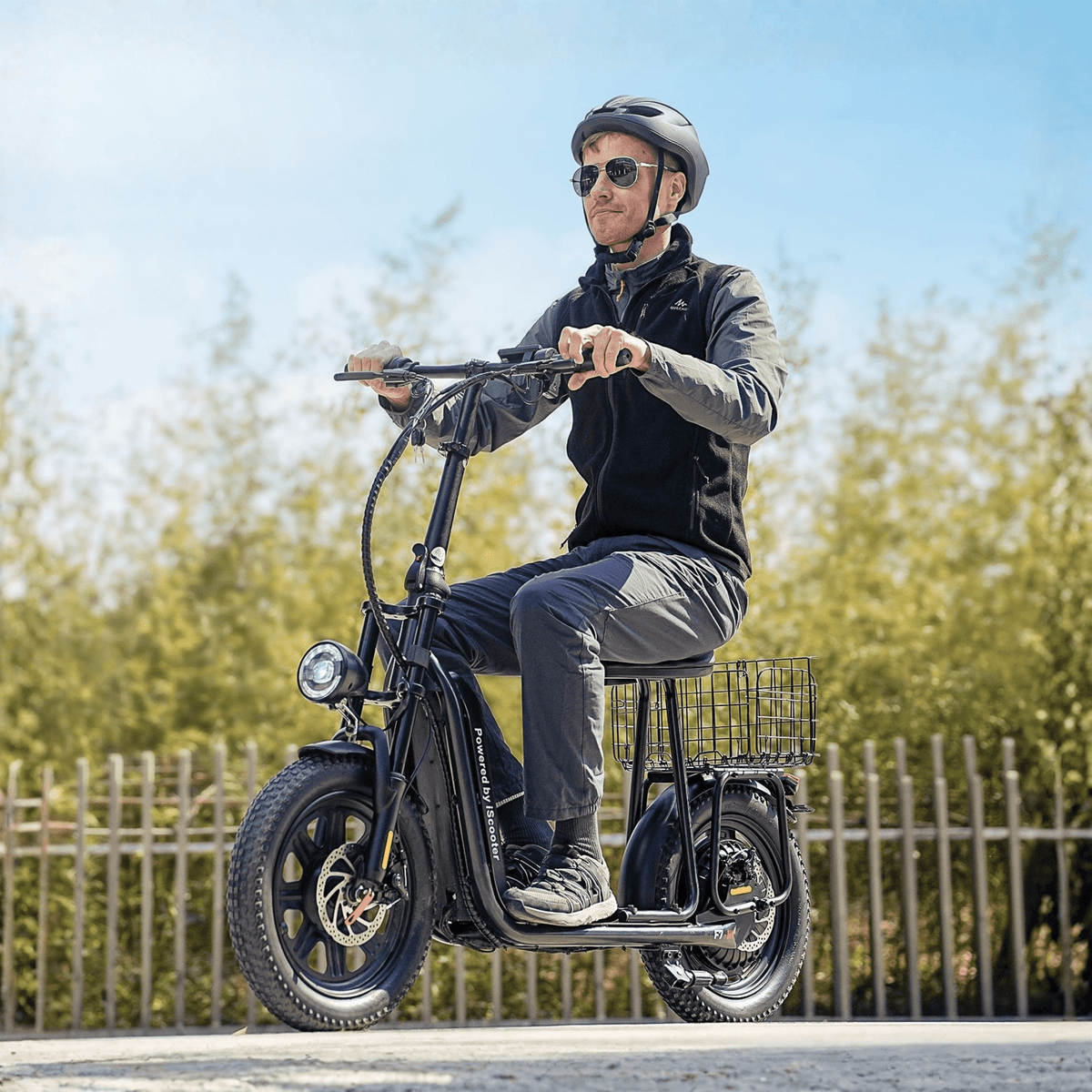 Persona alla guida del monopattino elettrico iScooter F7 in città