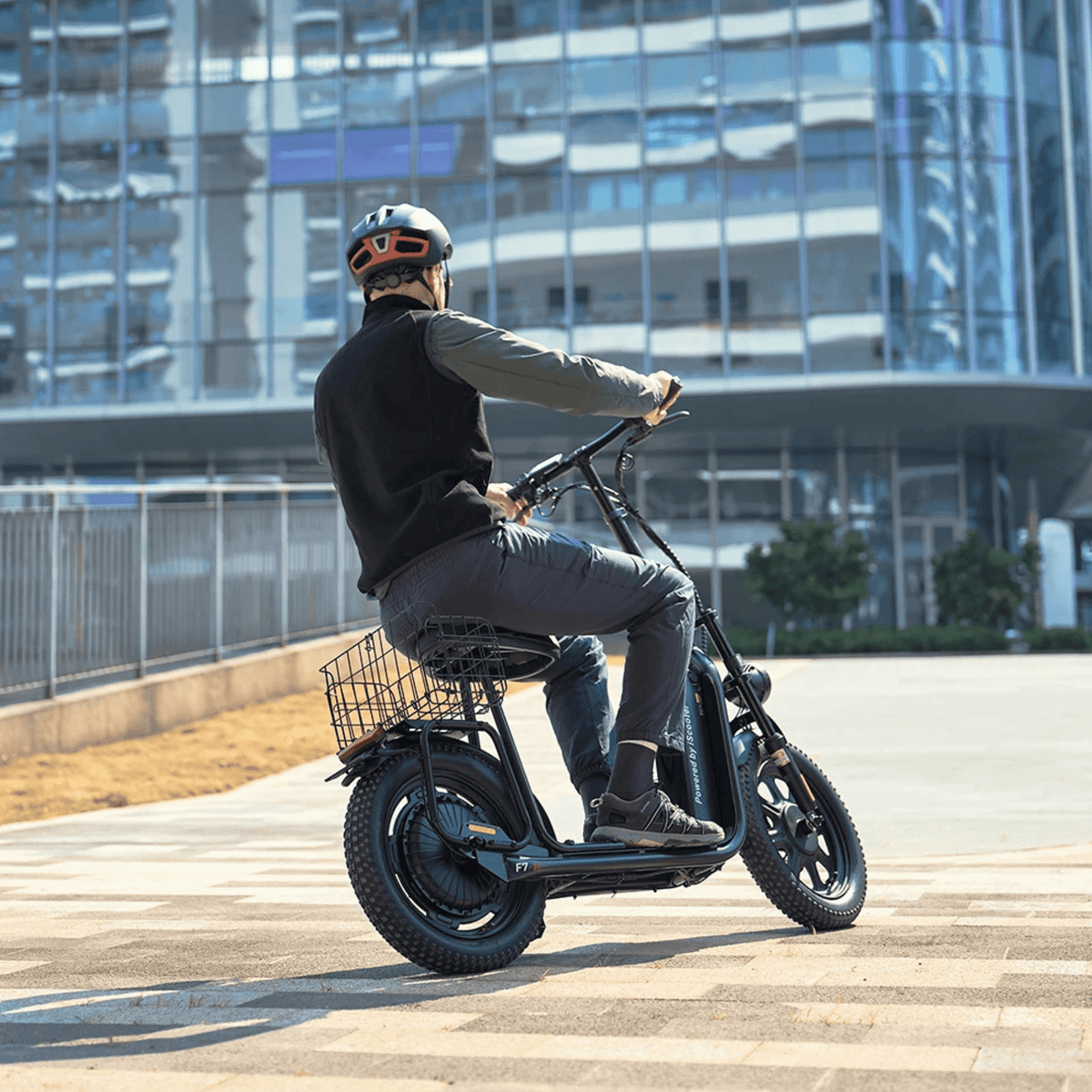 Persona alla guida del monopattino elettrico iScooter F7 in città su strada