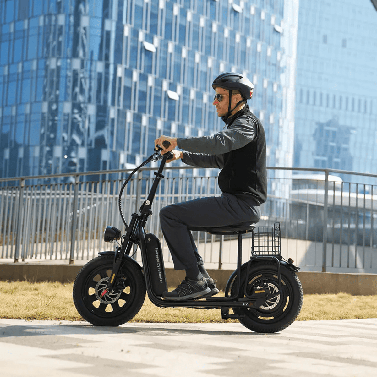 Persona alla guida del monopattino elettrico iScooter F7 in città