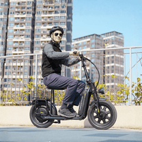 Persona alla guida del monopattino elettrico iScooter F7 in città