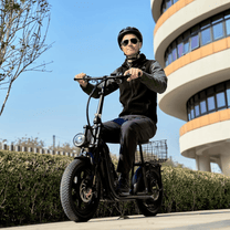 Persona alla guida del monopattino elettrico iScooter F7 in città su strada