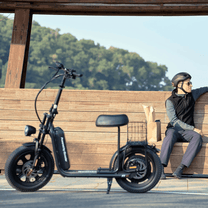 Persona in piedi con il monopattino elettrico iScooter F7