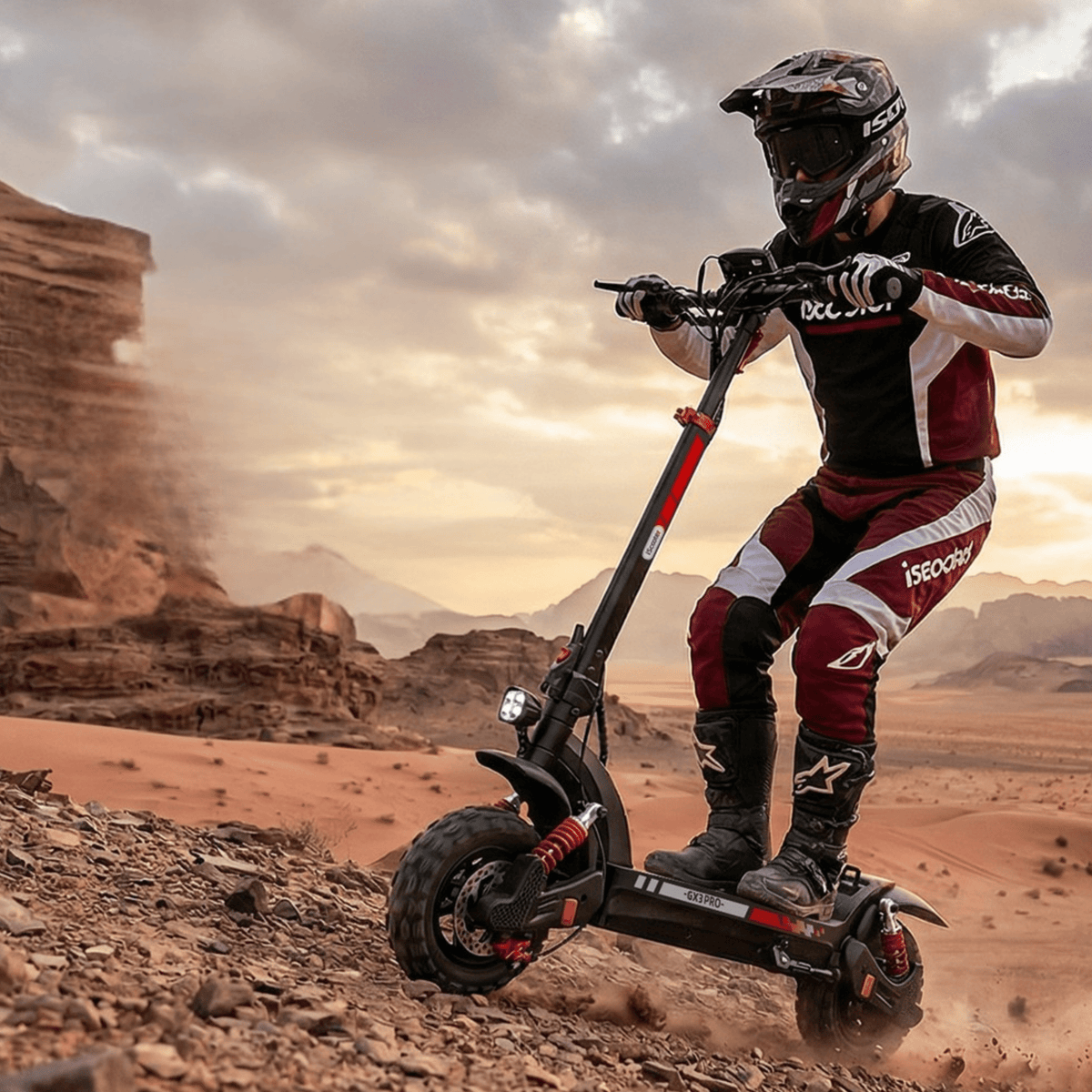 Persona in piedi con il monopattino elettrico iScooter GX3 Pro su terreno sabbioso
