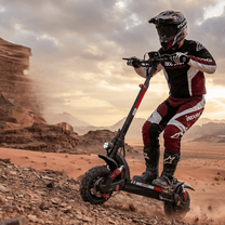 Persona in piedi con il monopattino elettrico iScooter GX3 Pro su terreno sabbioso