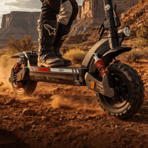 Pilota con il monopattino elettrico iScooter GX3 Pro in fuoristrada su terreno sabbioso