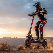 Pilota con il monopattino elettrico iScooter GX3 Pro in fuoristrada
