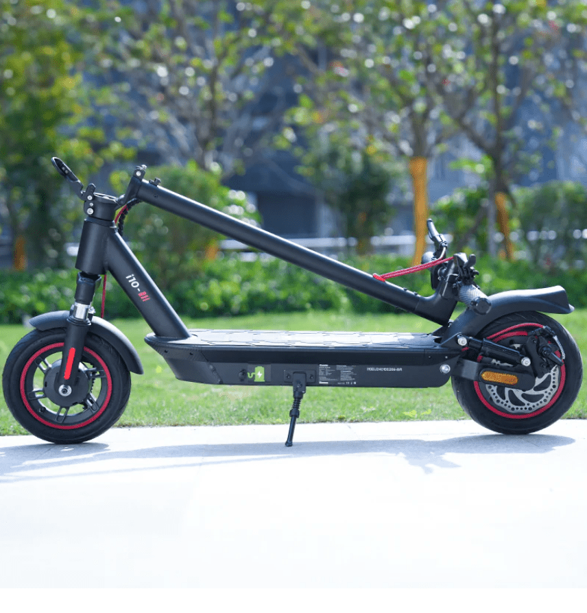 Monopattino elettrico iScooter i10 piegato su un prato