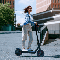 Donna alla guida del monopattino elettrico iScooter i10 in città