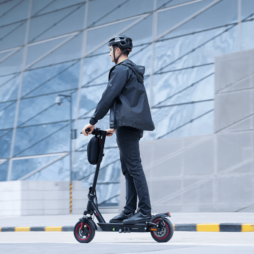 Persona alla guida del monopattino elettrico iScooter i10 in città