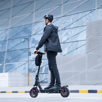 Persona alla guida del monopattino elettrico iScooter i10 in città