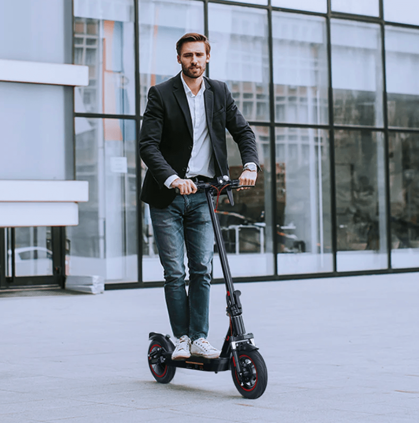 Persona in piedi con il monopattino elettrico iScooter i10