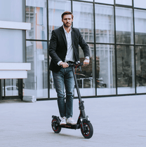 Persona in piedi con il monopattino elettrico iScooter i10