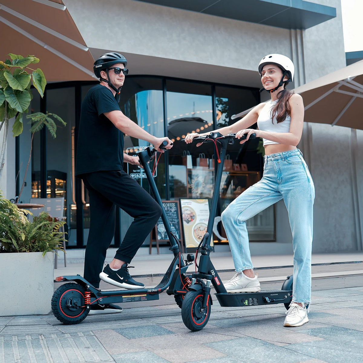 Pilota che salta con il monopattino elettrico iScooter i10 Pro