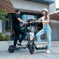 Pilota che salta con il monopattino elettrico iScooter i10 Pro