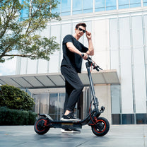 Persona in piedi con il monopattino elettrico iScooter i10 Pro su un vialetto