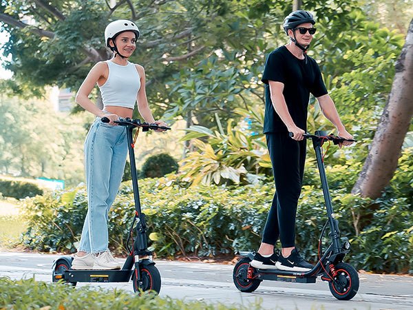 Persona alla guida del monopattino elettrico iScooter i10 Pro in città