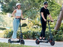 Persona alla guida del monopattino elettrico iScooter i10 Pro in città
