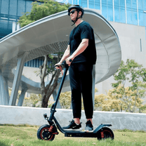 Persona in piedi con il monopattino elettrico iScooter i10 Pro