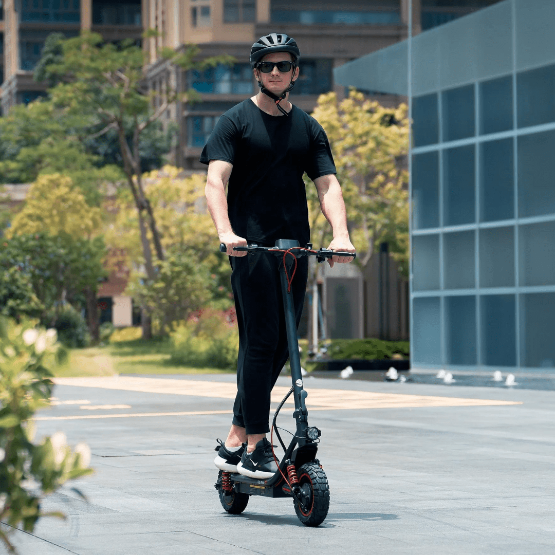 Persona in piedi con il monopattino elettrico iScooter i10 Pro