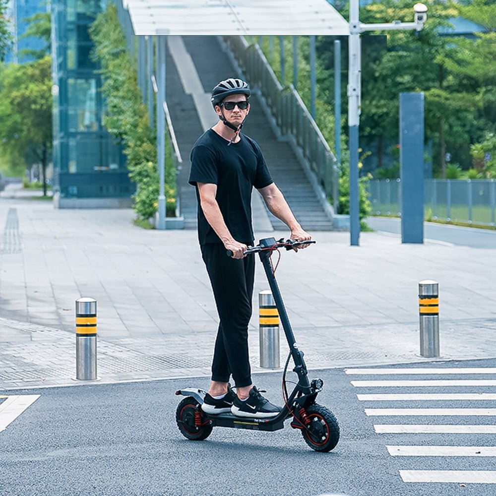 Persona alla guida del monopattino elettrico iScooter i10 Pro in città