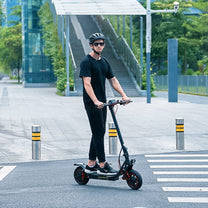 Persona alla guida del monopattino elettrico iScooter i10 Pro in città