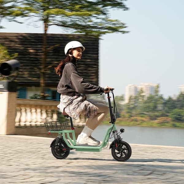 Donna alla guida del monopattino elettrico iScooter i12 in città
