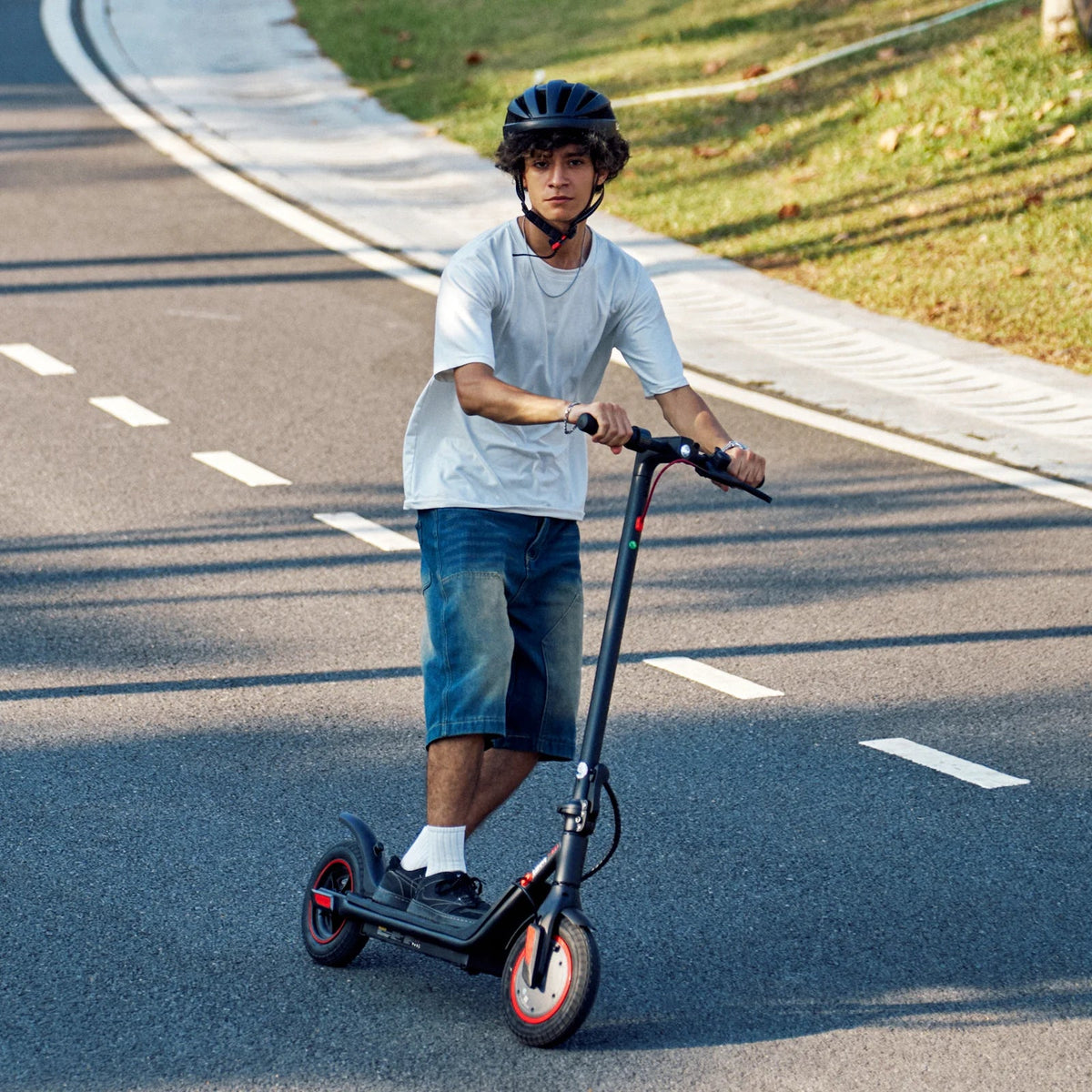 Persona alla guida del monopattino elettrico iScooter i9M in città