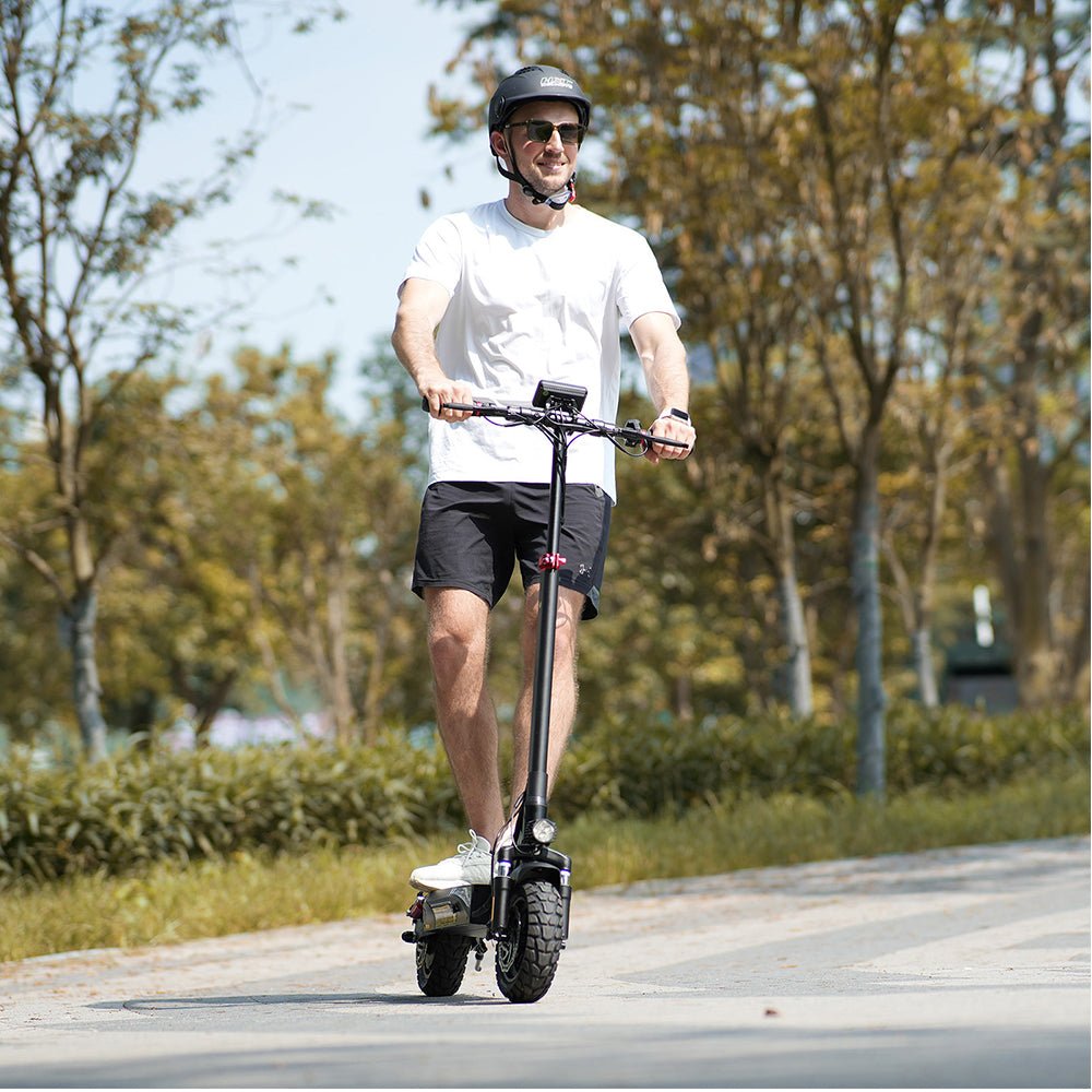 Persona alla guida del monopattino elettrico iScooter iX3 in città