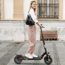Donna alla guida del monopattino elettrico iScooter iX3 in città