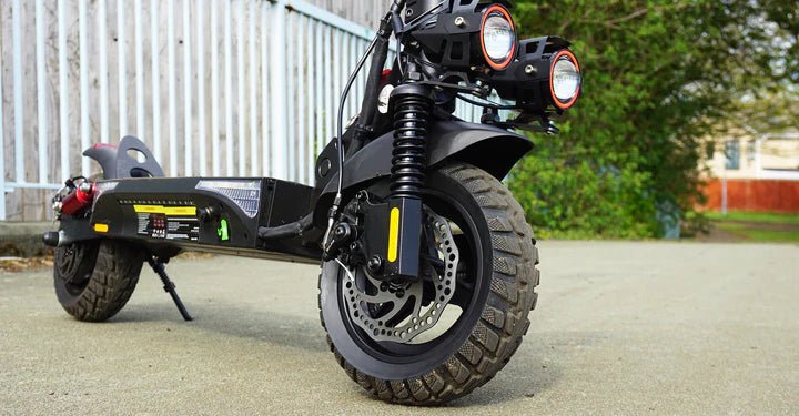 Monopattino elettrico iScooter iX4 visto di lato su un vialetto