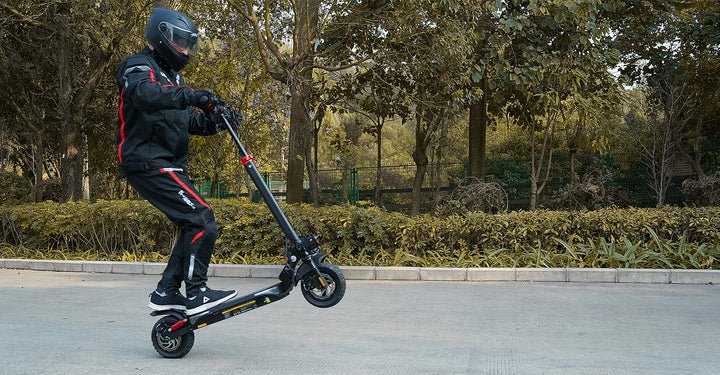 Persona alla guida del monopattino elettrico iScooter iX4 in città