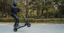 Persona alla guida del monopattino elettrico iScooter iX4 in città
