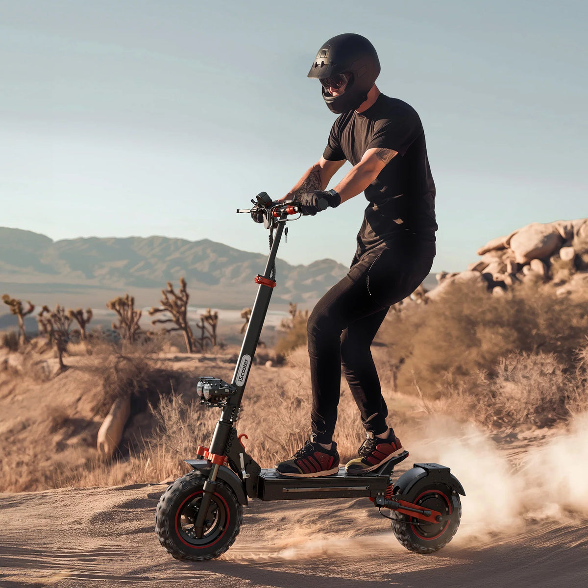 Pilota con il monopattino elettrico iScooter iX5S in fuoristrada