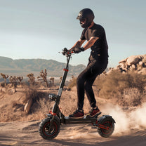 Pilota con il monopattino elettrico iScooter iX5S in fuoristrada