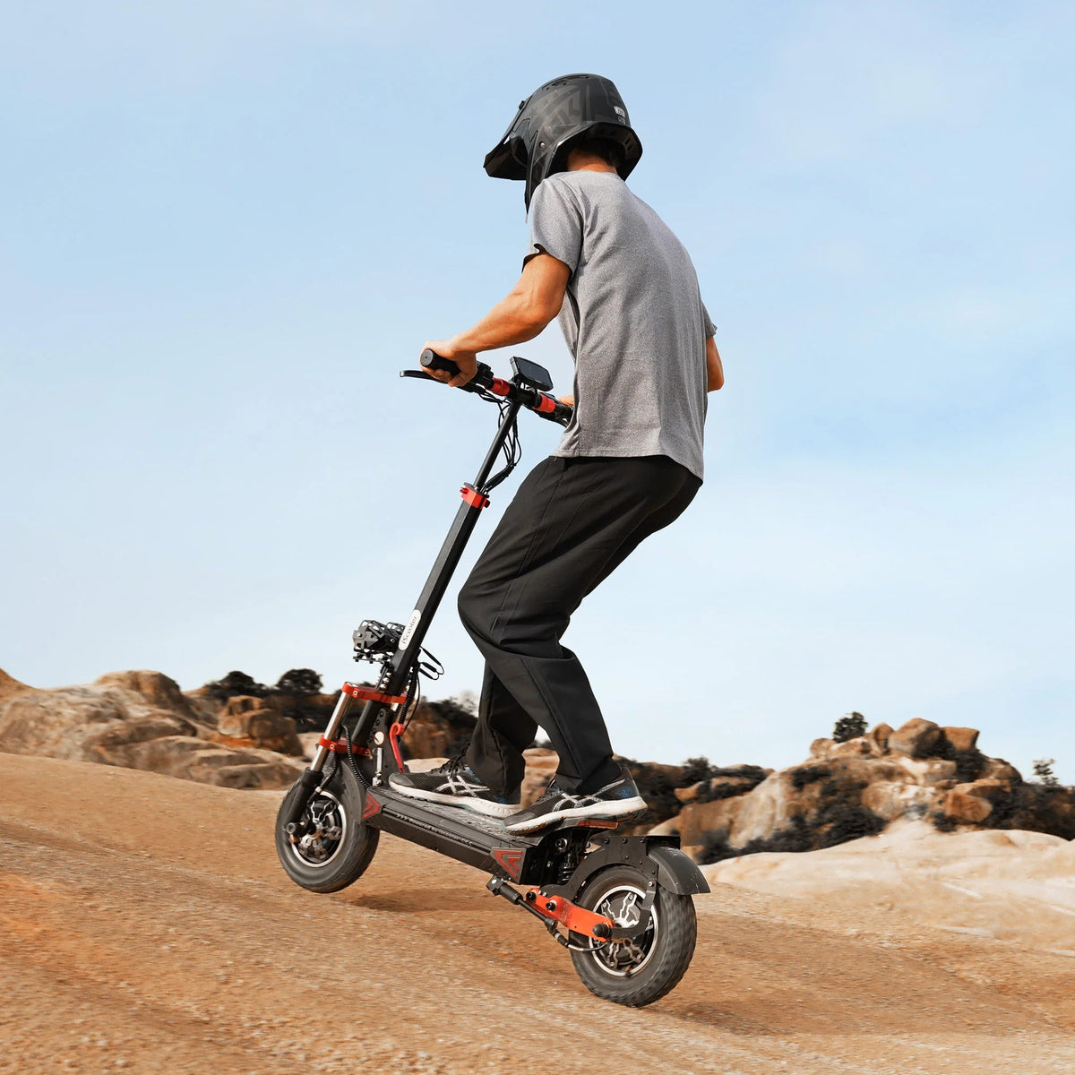 Pilota con il monopattino elettrico iScooter iX8 in fuoristrada su terreno sabbioso